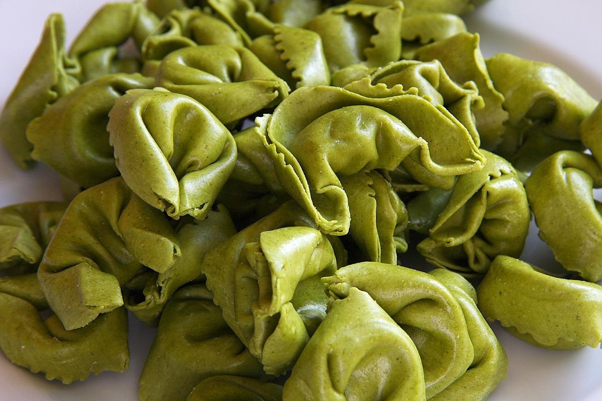 Cremige Tortellini-Pfanne mit Spinat und Tomaten
