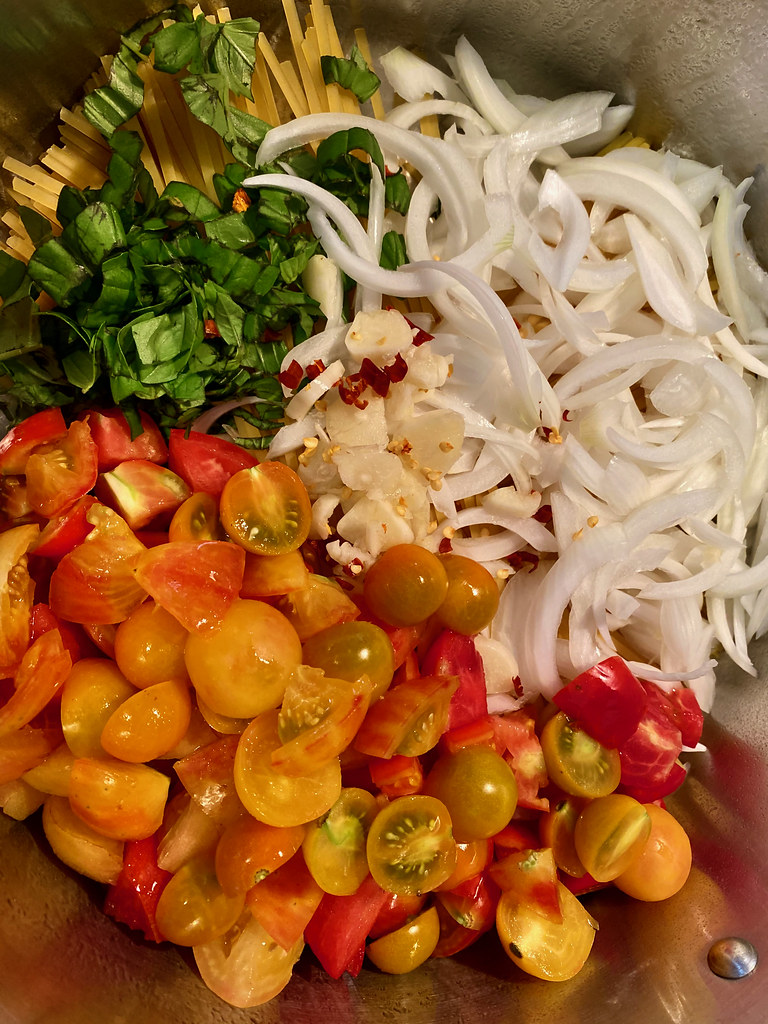 One-Pot-Linsenpasta mit Tomaten und Feta