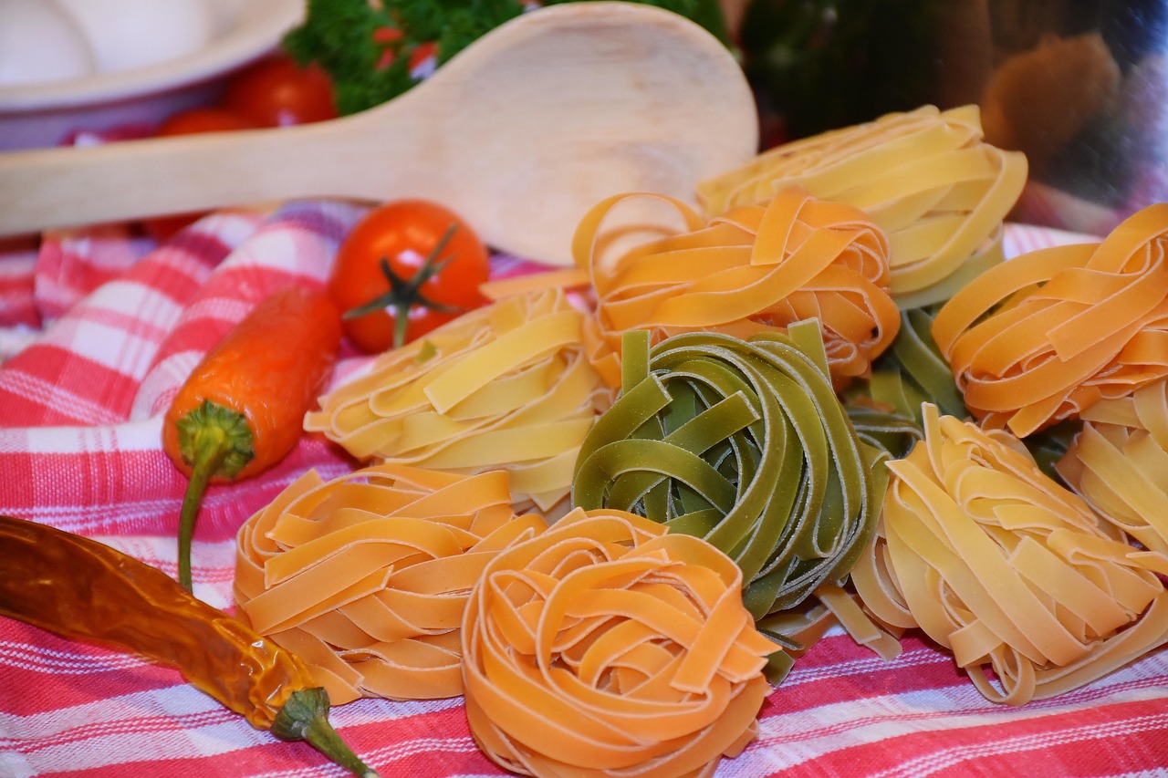 Schnelle Thunfisch-Pasta mit Erbsen und Tomaten