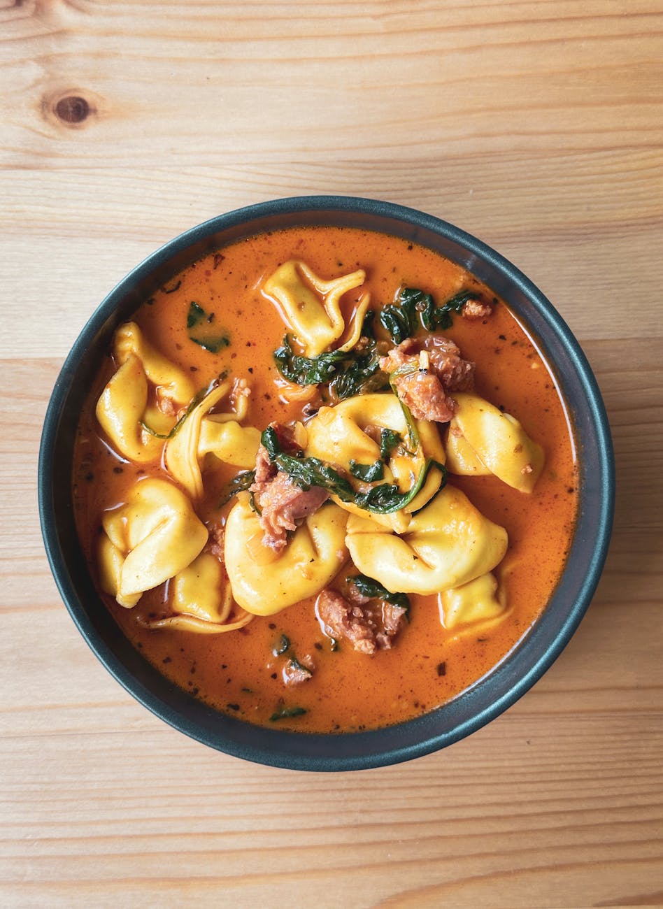 Schnelle Tortellini-Pfanne mit Schinken und Erbsen